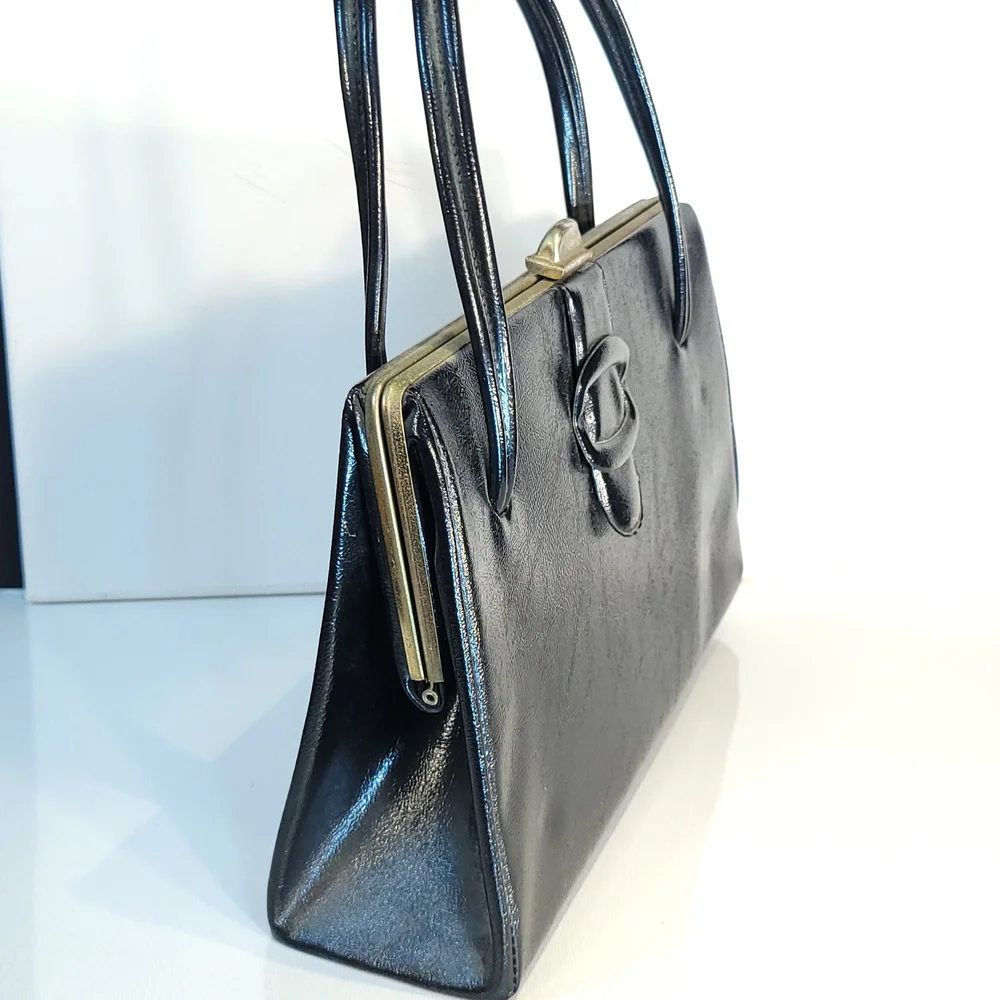 Classic Shape Vintage Handbag With Flip Lock Closure